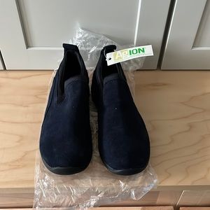 Lands End Youth 4M dark blue suede slip-ons - Antimicrobial